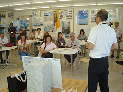 東松島市震災復興伝承館　解説の様子