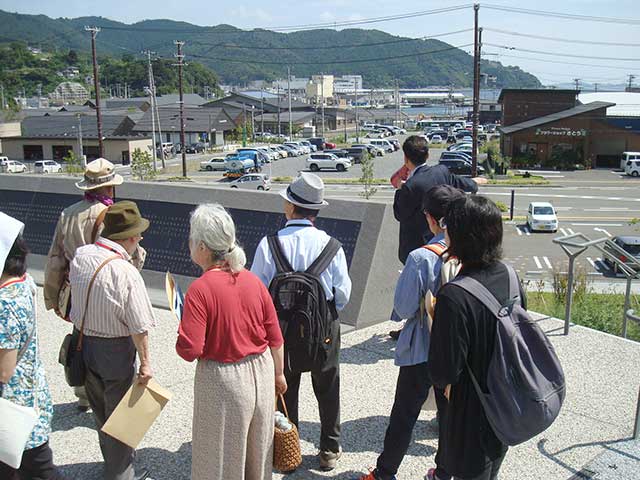 慰霊碑の前にて