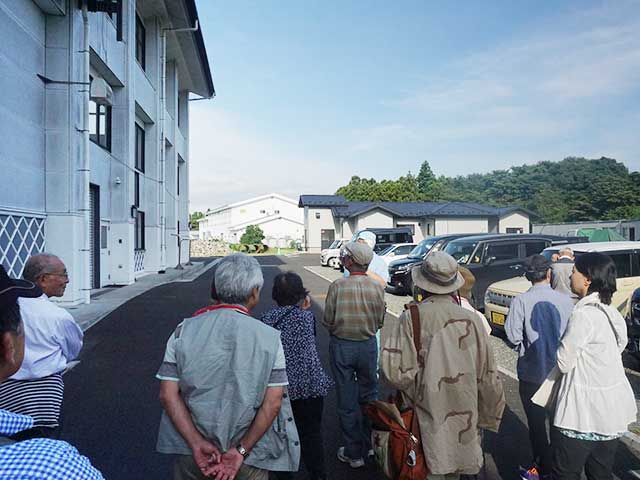 工場屋外からの見学の様子