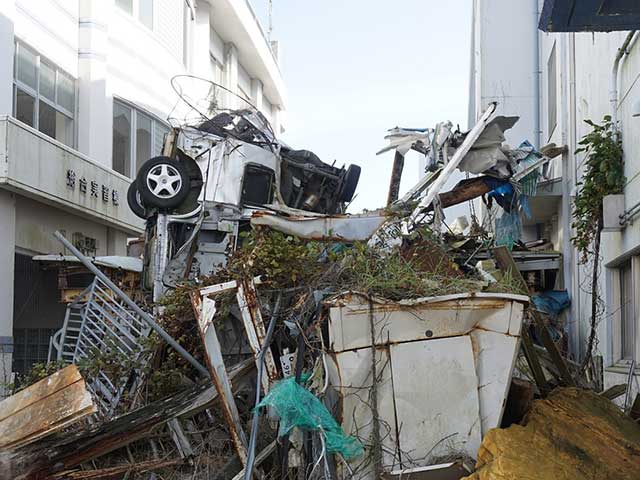 折り重なった車